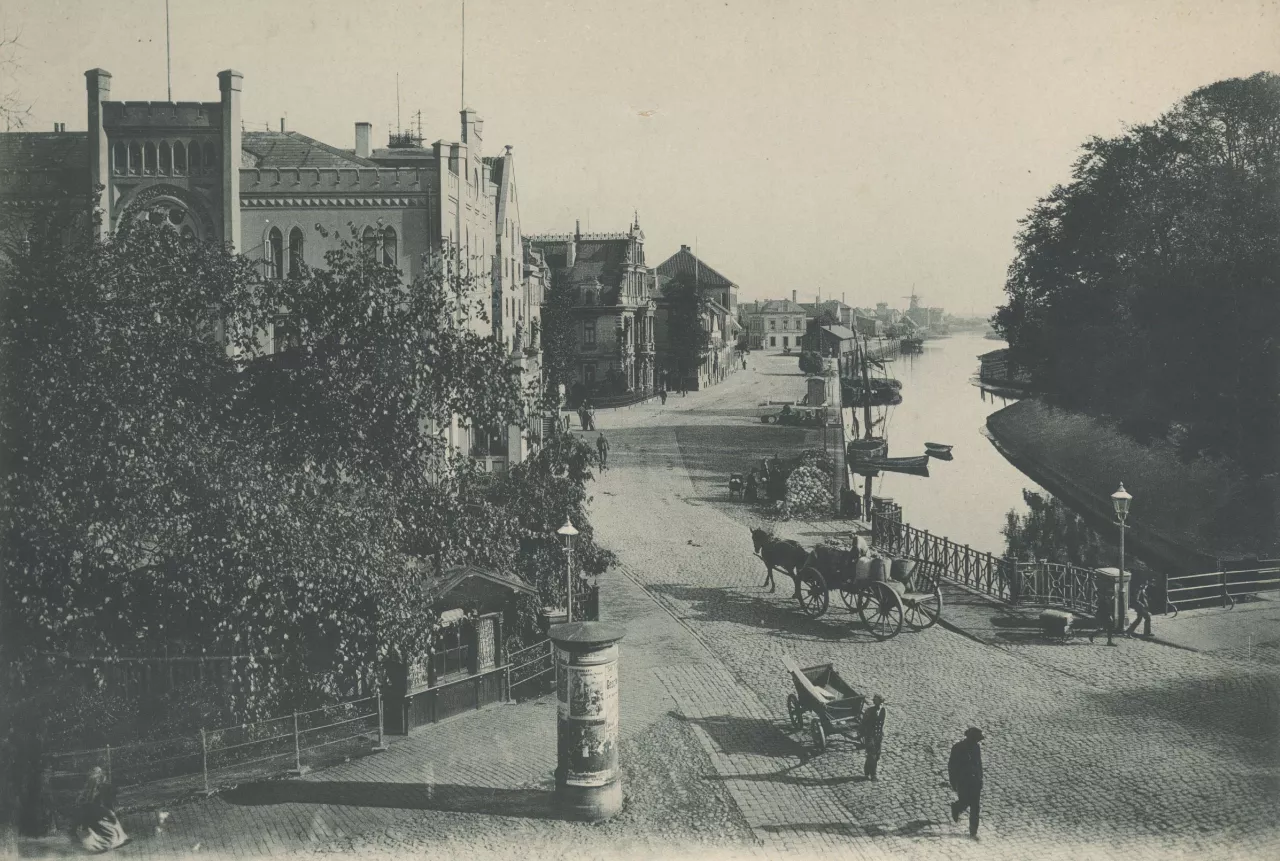 Am Stau, Fuhrwerk Pferdegespann, Blick Windmühle von Staulinie aus um 1900