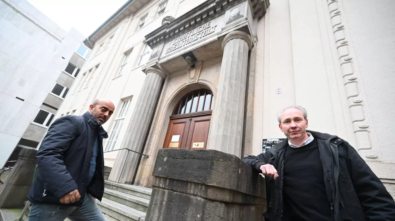 Hikmet Tolan und Fenno Brockmann vor der ALTEN STADTKASSE